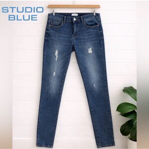 🩵👉💗 Studio Blue Women’s Jeans
Size 27